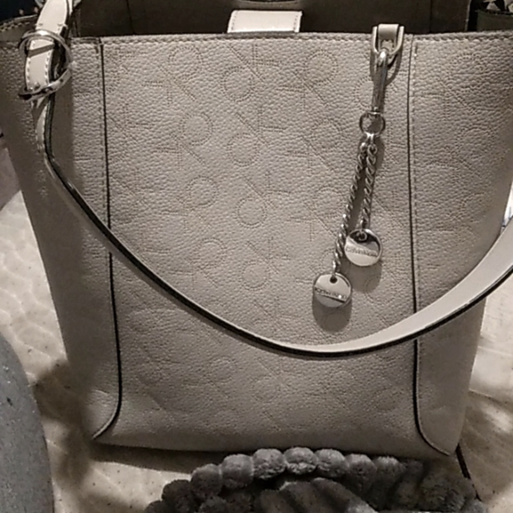 Calvin Klein purse Grey has 2 chain links Keychain that comes with